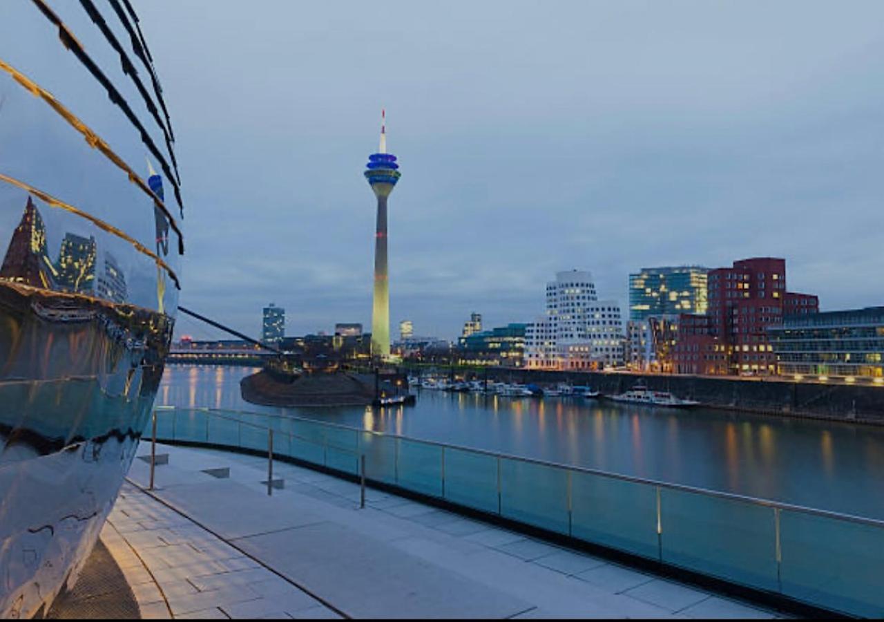 Medienhafen Apartment Direkt Am Zentrum Dusseldorf Bagian luar foto