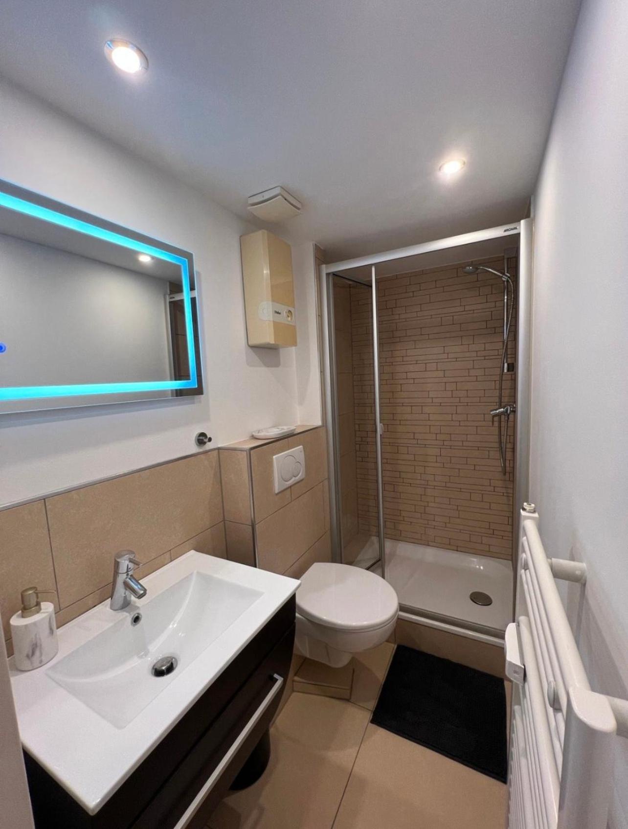 Medienhafen Apartment Direkt Am Zentrum Dusseldorf Bagian luar foto